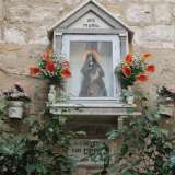 La statuetta in gesso di Strada Tresca fatta installare da una devota della famiglia Cippone